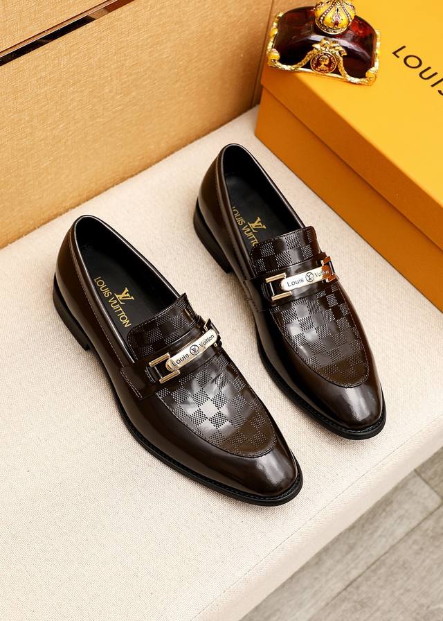 商品商标：LOUIS VUITTON 路易威登 休闲皮鞋正码码数: 39-44 38.45.46订制 商品材料：精选 进口头层开边珠牛皮压花鞋面+奢华五金扣，进