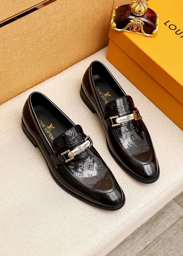 商品商标：LOUIS VUITTON 路易威登 休闲皮鞋正码码数: 39-44 38.45.46订制 商品材料：精选 进口头层开边珠牛皮压花鞋面+奢华五金扣，进