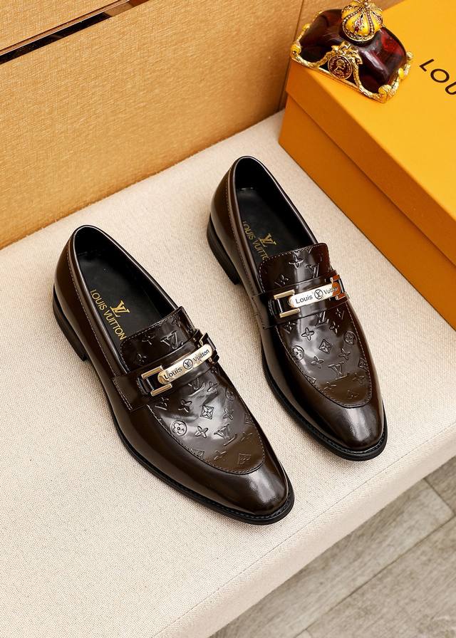 商品商标：LOUIS VUITTON 路易威登 休闲皮鞋正码码数: 39-44 38.45.46订制 商品材料：精选 进口头层开边珠牛皮压花鞋面+奢华五金扣，进