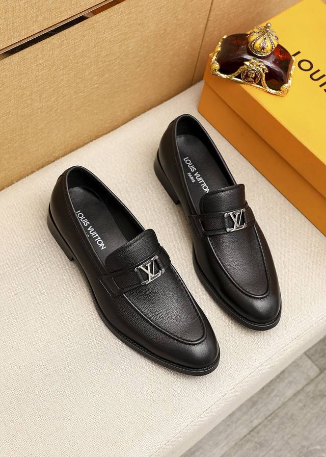 商品商标：LOUIS VUITTON 路易威登 休闲皮鞋正码码数: 39-44 38.45.46订制 商品材料：精选 进口头层荔枝纹牛皮鞋面+奢华五金扣，进口头