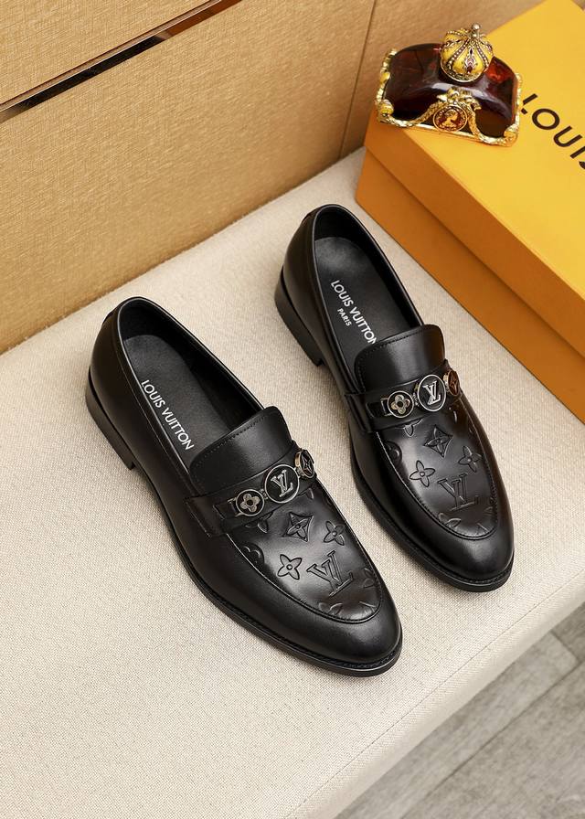 商品商标：LOUIS VUITTON 路易威登 休闲皮鞋正码码数: 39-44 38.45.46订制 商品材料：精选 进口头层小牛皮压花鞋面+奢华五金扣，进口头