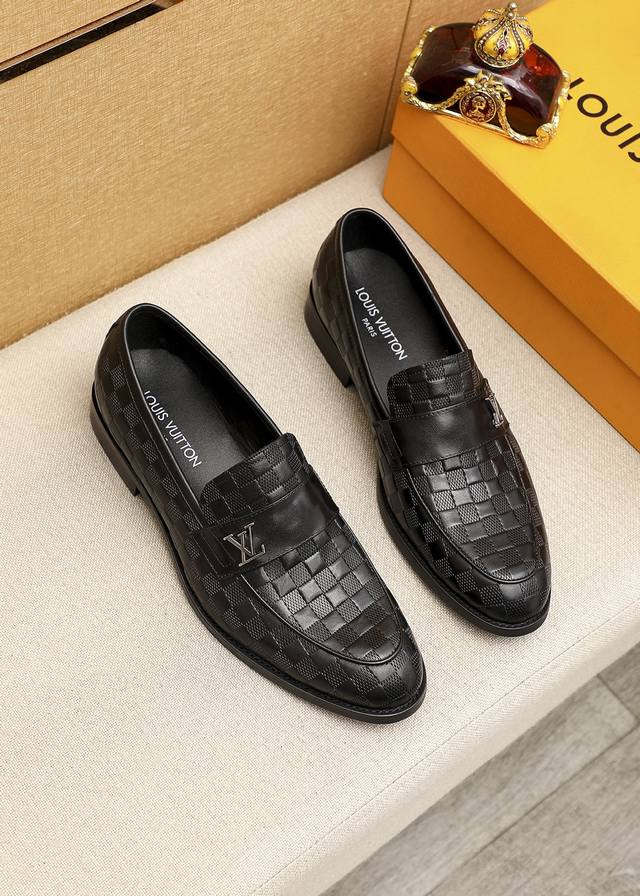 商品商标：LOUIS VUITTON 路易威登 休闲皮鞋正码码数: 39-44 38.45.46订制 商品材料：精选 进口头层小牛皮压花鞋面+奢华五金扣，进口头