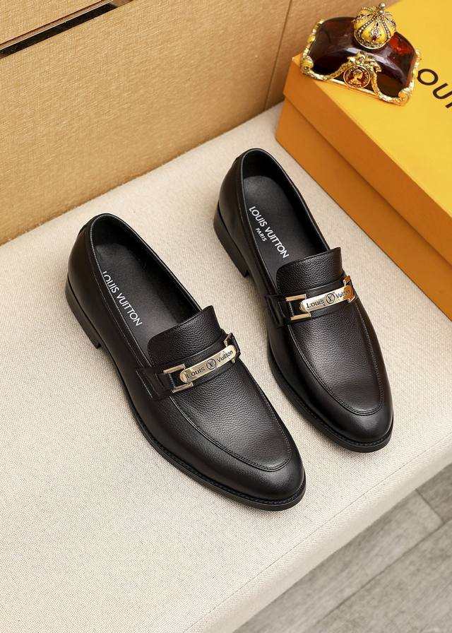 商品商标：LOUIS VUITTON 路易威登 休闲皮鞋正码码数: 39-44 38.45.46订制 商品材料：精选 进口头层荔枝纹牛皮鞋面+奢华五金扣，进口头