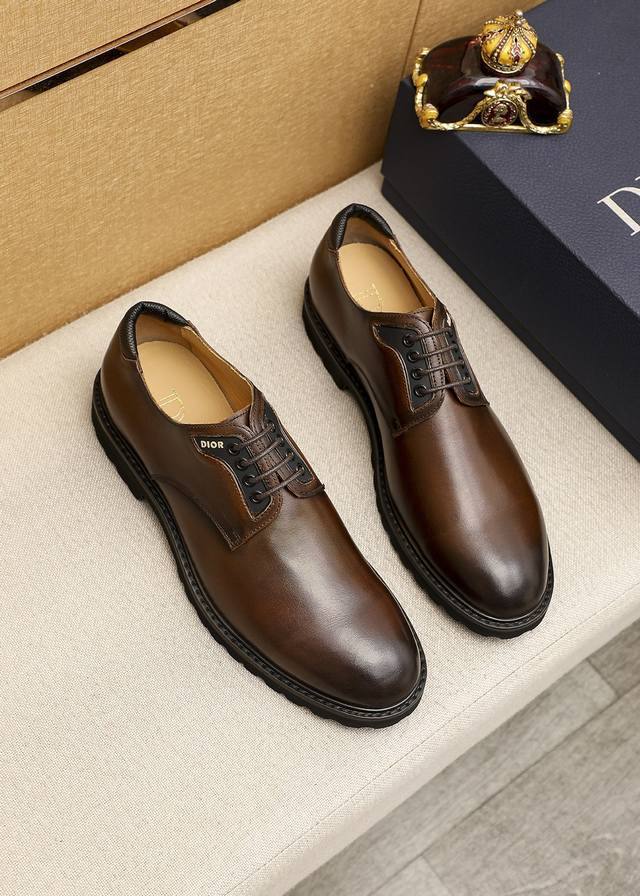 商品商标：Dior 迪奥 商务皮鞋正码码数: 39-44 38.45.46订做 商品材料：精选 意大利进口头层牛皮鞋面，进口水染牛皮内里。强烈立体视觉效果，原版