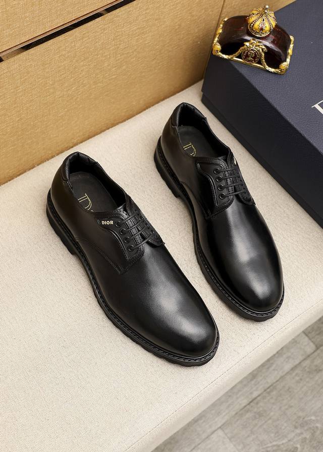 商品商标：Dior 迪奥 商务皮鞋正码码数: 39-44 38.45.46订做 商品材料：精选 意大利进口头层牛皮鞋面，进口水染牛皮内里。强烈立体视觉效果，原版