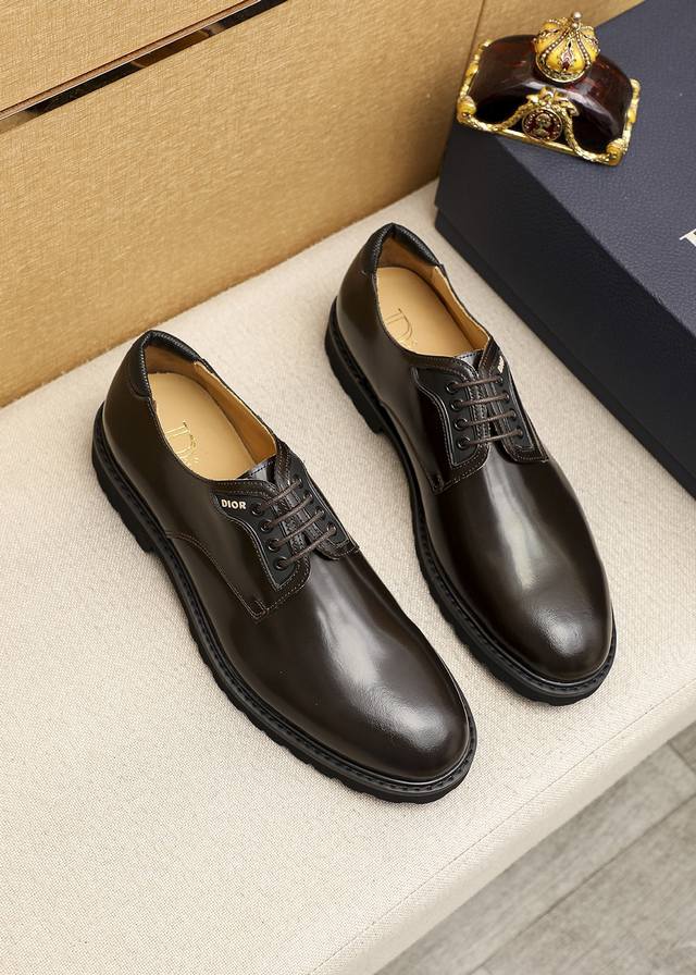 商品商标：Dior 迪奥 商务皮鞋正码码数: 39-44 38.45.46订做 商品材料：精选 意大利进口头层开边珠牛皮鞋面，进口水染牛皮内里。强烈立体视觉效果