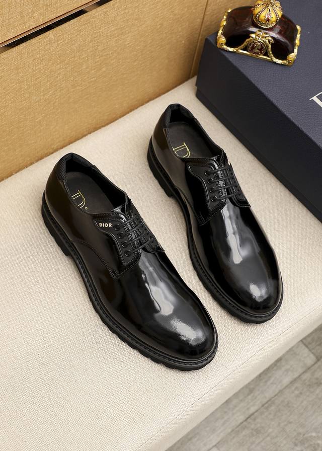 商品商标：Dior 迪奥 商务皮鞋正码码数: 39-44 38.45.46订做 商品材料：精选 意大利进口头层开边珠牛皮鞋面，进口水染牛皮内里。强烈立体视觉效果