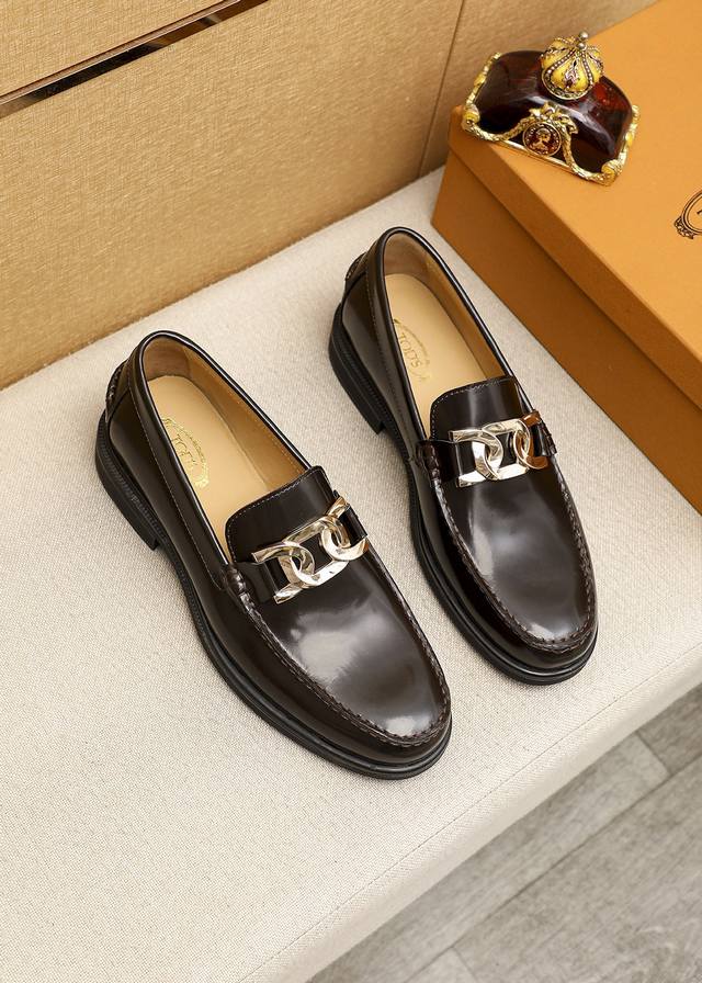 商品商标：TODS 托德斯 休闲皮鞋正码码数: 39-44 38.45.46订制 商品材料：精选 头层开边珠牛皮鞋面+奢华五金扣，进口牛皮内里。强烈立体视觉效果