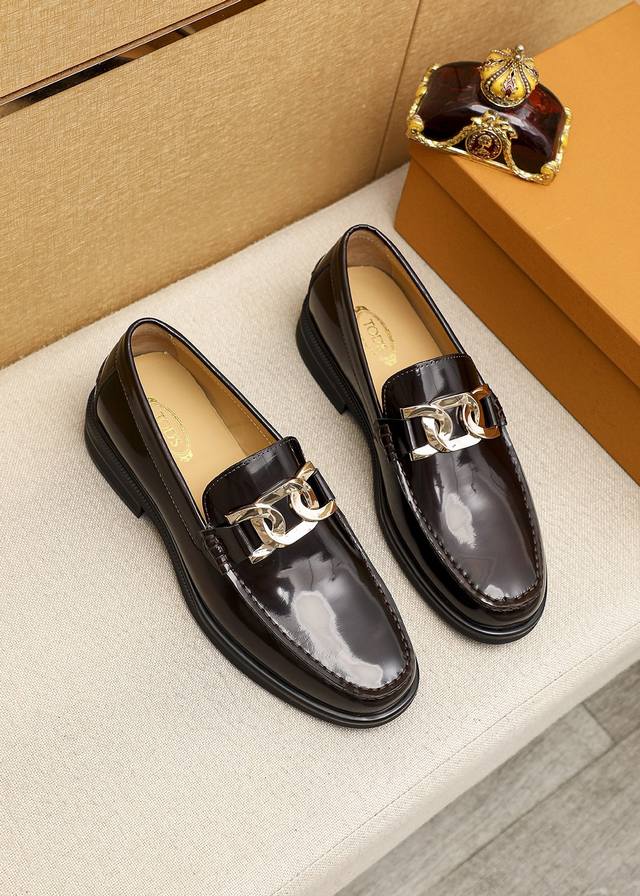 商品商标：TODS 托德斯 休闲皮鞋正码码数: 39-44 38.45.46订制 商品材料：精选 头层开边珠牛皮鞋面+奢华五金扣，进口牛皮内里。强烈立体视觉效果 - 点击图像关闭