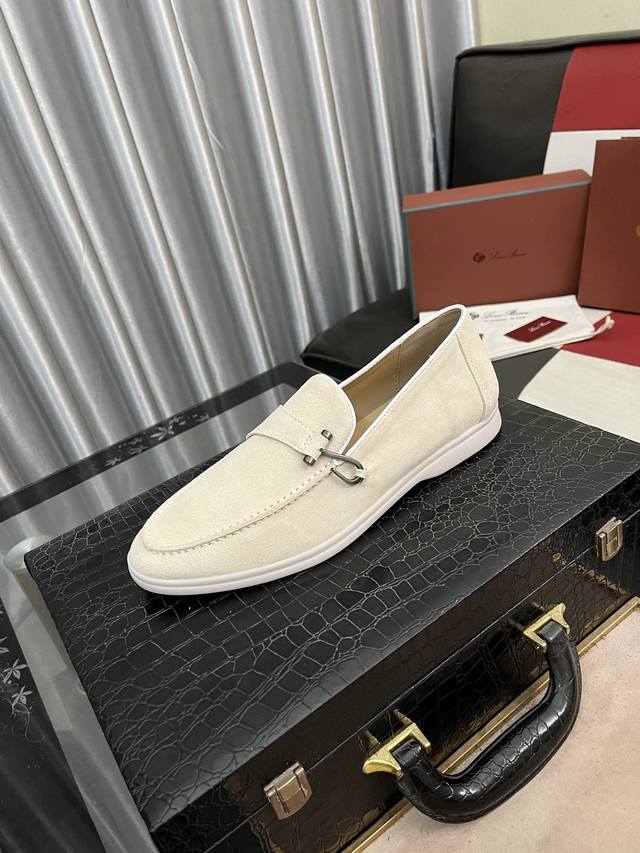 出厂价： Loro Piana LP 情侣款休闲运动鞋。简约时尚，鞋面采用牛反绒拼皮。羊皮垫脚。定制橡胶底。码数：女35-42 35、41、42、43定制不退换