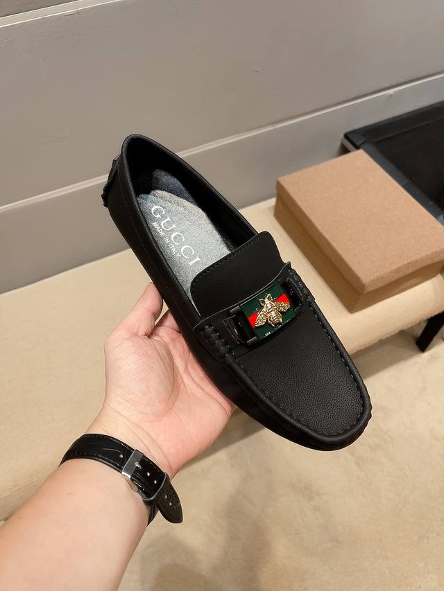 品牌GUCCI，古奇官方旗舰店休闲豆豆鞋～四季潮鞋 专柜品质，古奇1:1优质做工，鞋面:进口荔枝纹牛皮，全真吸汗猪皮里，时尚懒人商务风设计，休闲乐福款，跑步鞋青