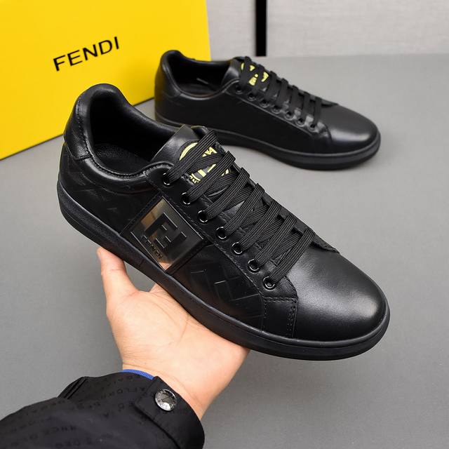 Fendi 芬迪 时尚运动休闲鞋，鞋面采用头层牛皮，舒适羊皮内里，橡胶大底。男款38-44。