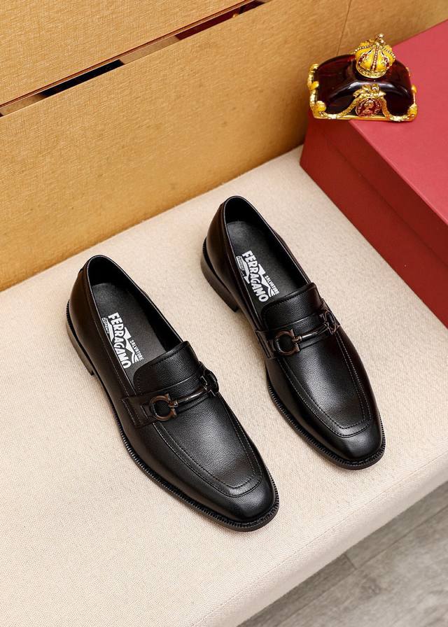 商品商标：Ferragamo 菲拉格慕 休闲皮鞋正码码数: 39-44 38.45.46订制 商品材料：精选 进口荔枝纹小牛皮鞋面+奢华五金扣，进口羊皮内里。强 - 点击图像关闭