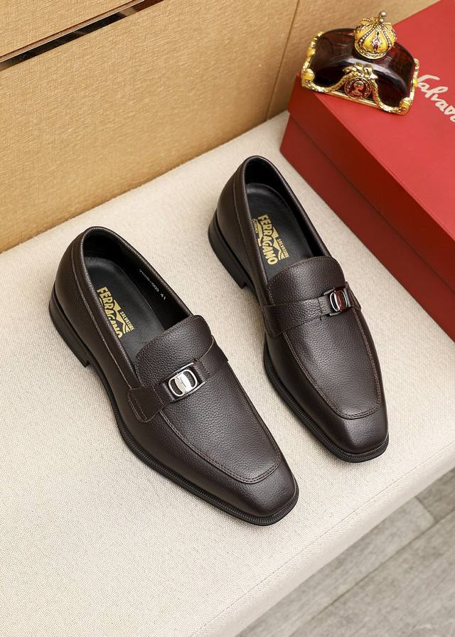 商品商标：Ferragamo 菲拉格慕 休闲皮鞋正码码数: 39-44 38.45订制 商品材料：精选 进口头层荔枝纹牛皮鞋面+原版五金扣，进口水染牛皮内里。强 - 点击图像关闭