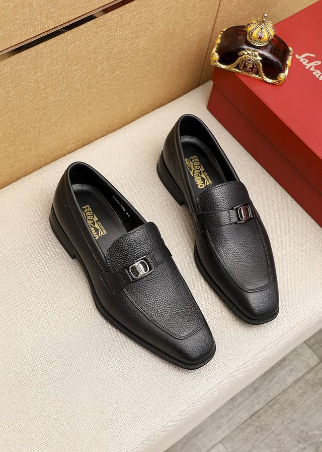 商品商标：Ferragamo 菲拉格慕 休闲皮鞋正码码数: 39-44 38.45订制 商品材料：精选 进口头层荔枝纹牛皮鞋面+原版五金扣，进口水染牛皮内里。强