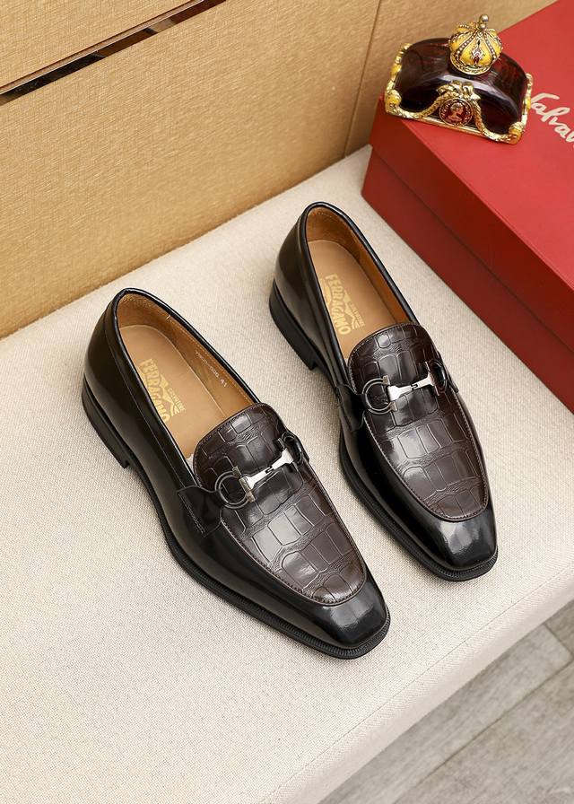 商品商标：Ferragamo 菲拉格慕 休闲皮鞋正码码数: 39-44 38.45订制 商品材料：精选 进口头层开边珠牛皮压花鞋面+原版五金扣，进口水染牛皮内里 - 点击图像关闭