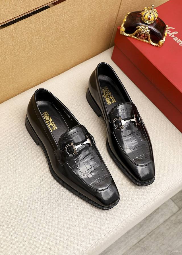 商品商标：Ferragamo 菲拉格慕 休闲皮鞋正码码数: 39-44 38.45订制 商品材料：精选 进口头层开边珠牛皮压花鞋面+原版五金扣，进口水染牛皮内里