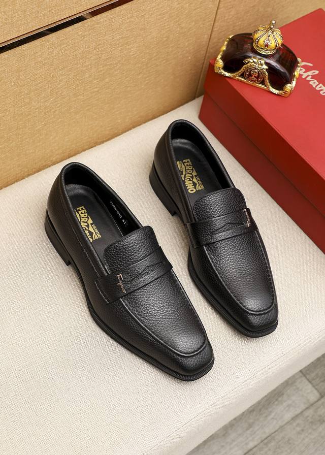 商品商标：Ferragamo 菲拉格慕 休闲皮鞋正码码数: 39-44 38.45订制 商品材料：精选 进口头层荔枝纹牛皮鞋面，进口水染牛皮内里。强烈立体视觉效