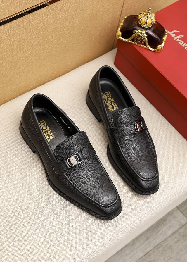 商品商标：Ferragamo 菲拉格慕 休闲皮鞋正码码数: 39-44 38.45订制 商品材料：精选 进口头层荔枝纹牛皮鞋面+原版五金扣，进口水染牛皮内里。强