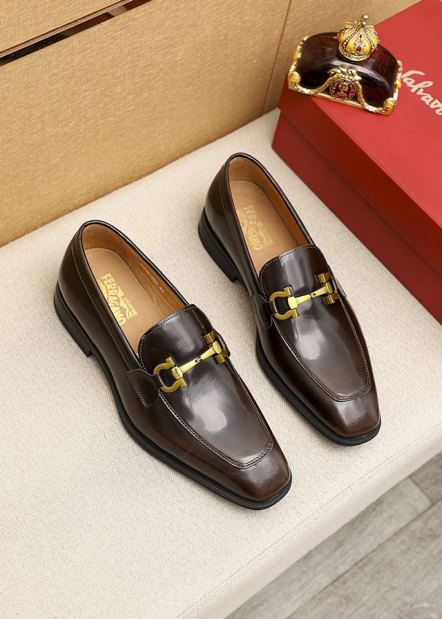 商品商标：Ferragamo 菲拉格慕 休闲皮鞋正码码数: 39-44 38.45订制 商品材料：精选 进口头层开边珠牛皮鞋面+原版五金扣，进口水染牛皮内里。强