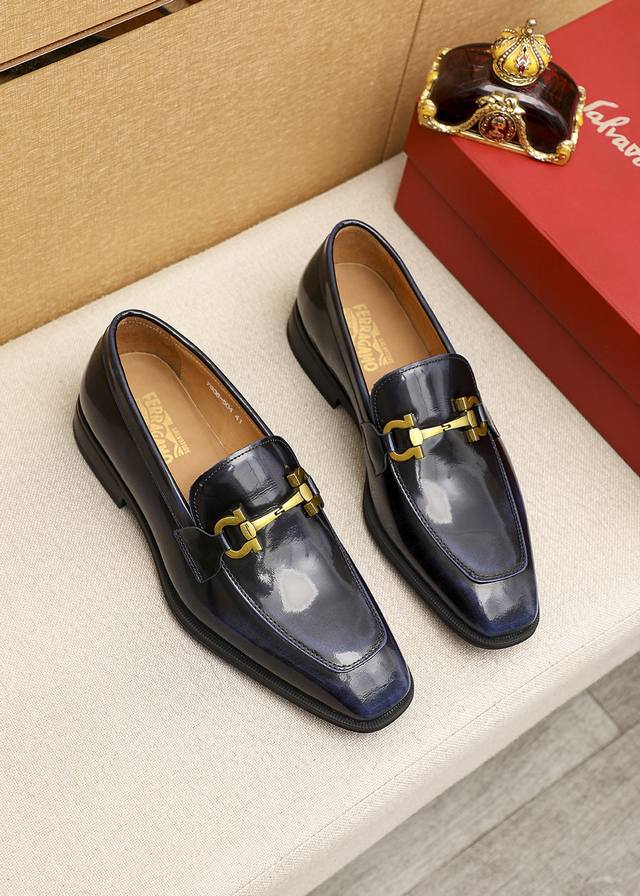 商品商标：Ferragamo 菲拉格慕 休闲皮鞋正码码数: 39-44 38.45订制 商品材料：精选 进口头层开边珠牛皮鞋面+原版五金扣，进口水染牛皮内里。强 - 点击图像关闭