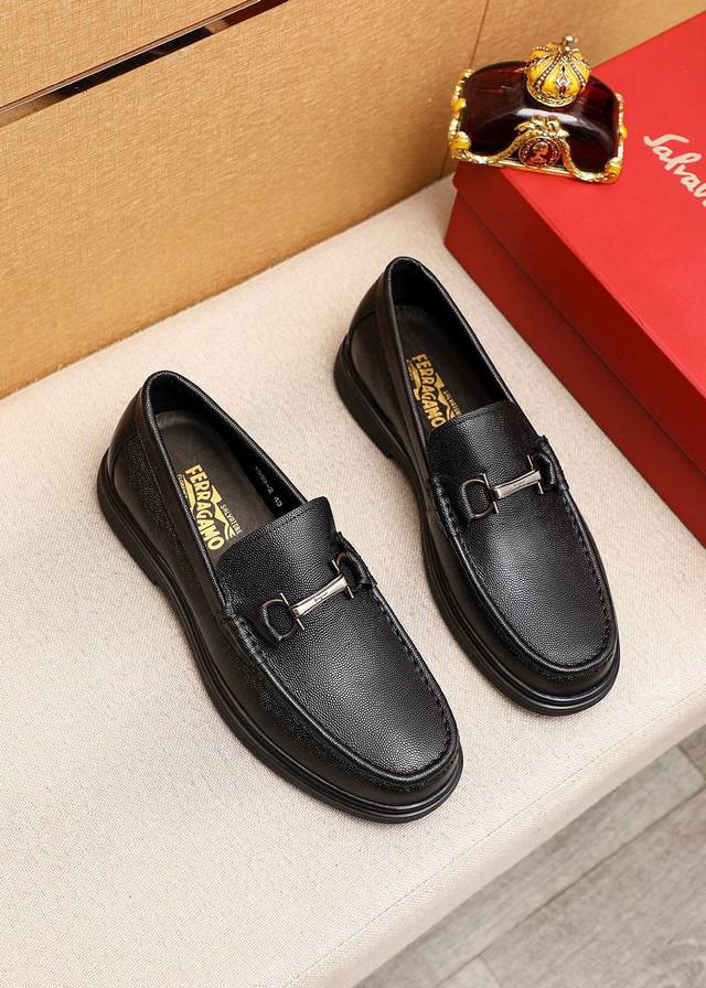 商品商标：Ferragamo 菲拉格慕 休闲皮鞋正码码数: 38-44 45订制 商品材料：精选 进口头层颗粒纹牛皮鞋面+奢华五金扣，进口水染牛皮内里。强烈立体 - 点击图像关闭