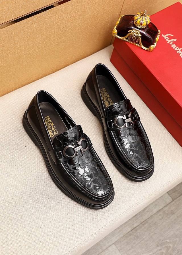 商品商标：Ferragamo 菲拉格慕 休闲皮鞋正码码数: 38-44 45订制 商品材料：精选 进口头层漆皮鞋面+奢华五金扣，进口水染牛皮内里。强烈立体视觉效