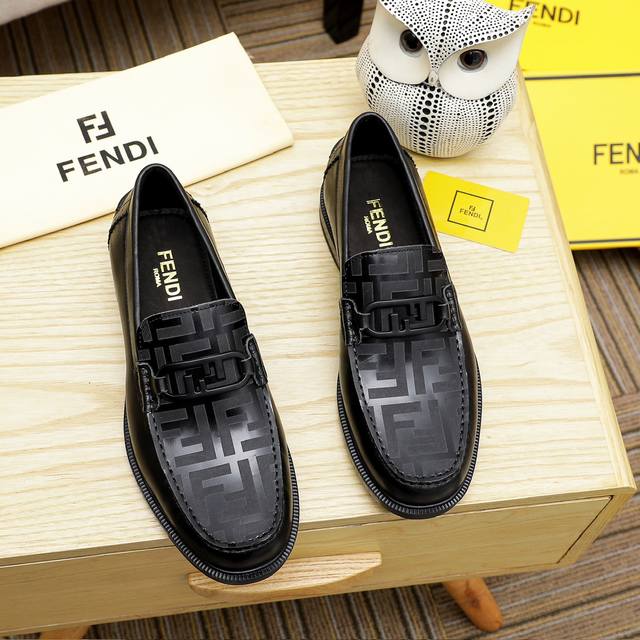 工厂价 FENDI 最新男士正装皮鞋经典系列不容错过头层采用进口头层牛皮原单品质，皮质光滑细腻版型超赞，完美流线型轮廓皮内里，黑色可选！码数38-45