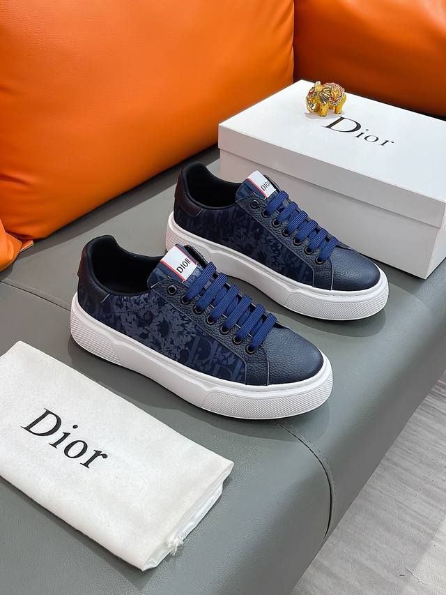 工厂价: 元 迪奥 Dior 新款休闲运动风男鞋，全新春夏季款设计，完美做工，系带款打造装柜品质，鞋面：进口头层牛皮，羊皮内里柔软舒适，超轻TPU耐磨大底、简约