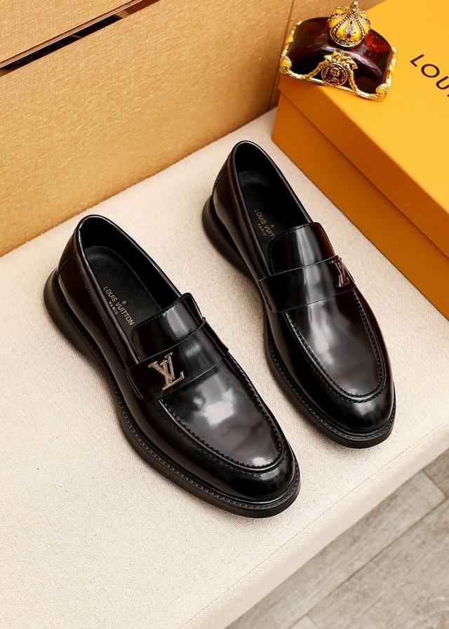 商品商标：LOUIS VUITTON 路易威登 休闲皮鞋正码码数: 39-44 38.45.46订制 商品材料：精选 进口头层开边珠牛皮鞋面+奢华五金扣，进口头