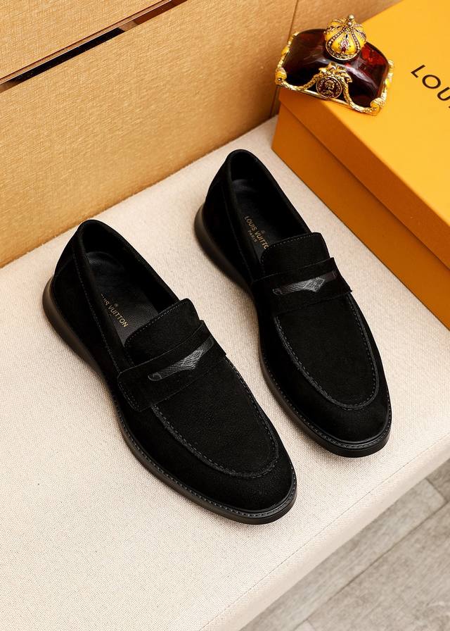 商品商标：LOUIS VUITTON 路易威登 休闲皮鞋正码码数: 39-44 38.45.46订制 商品材料：精选 进口头层磨砂皮鞋面，进口头层牛皮内里。强烈