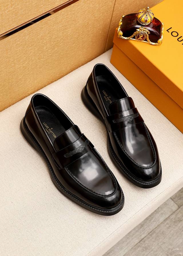 商品商标：LOUIS VUITTON 路易威登 休闲皮鞋正码码数: 39-44 38.45.46订制 商品材料：精选 进口头层开边珠牛皮鞋面，进口头层牛皮内里。