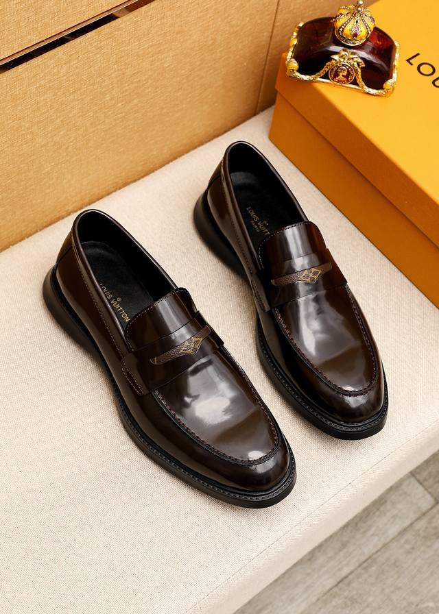 商品商标：LOUIS VUITTON 路易威登 休闲皮鞋正码码数: 39-44 38.45.46订制 商品材料：精选 进口头层开边珠牛皮鞋面，进口头层牛皮内里。