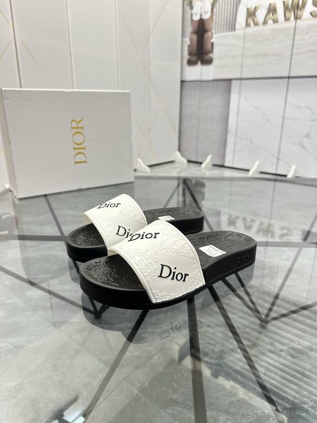 售 价: 商品商标：Dior* 迪奥* 拖鞋正码码数: 35-47 可订做35.36.46.47定做 商品材料：鞋面专柜原版材料，舒适内里，原版大底编 号：82