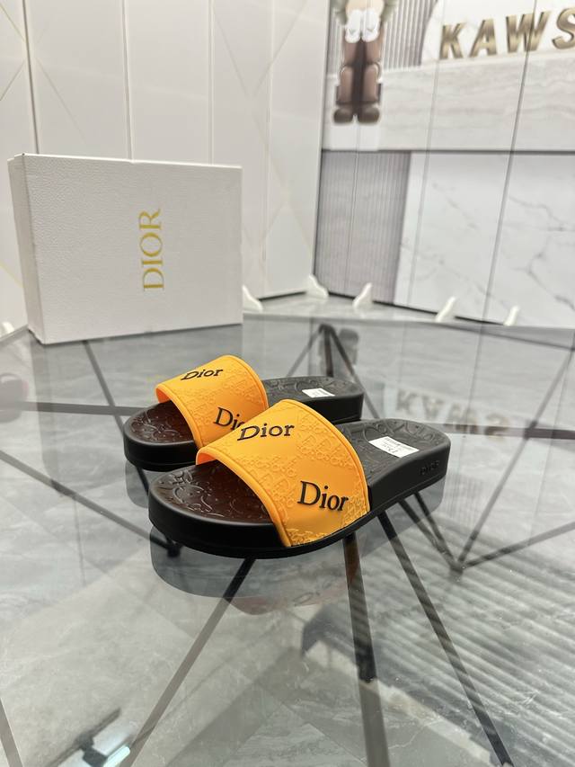 售 价: 商品商标：Dior* 迪奥* 拖鞋正码码数: 35-47 可订做35.36.46.47定做 商品材料：鞋面专柜原版材料，舒适内里，原版大底编 号：82