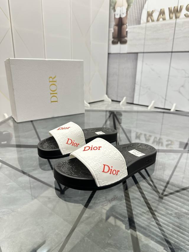 售 价: 商品商标：Dior* 迪奥* 拖鞋正码码数: 35-47 可订做35.36.46.47定做 商品材料：鞋面专柜原版材料，舒适内里，原版大底编 号：82