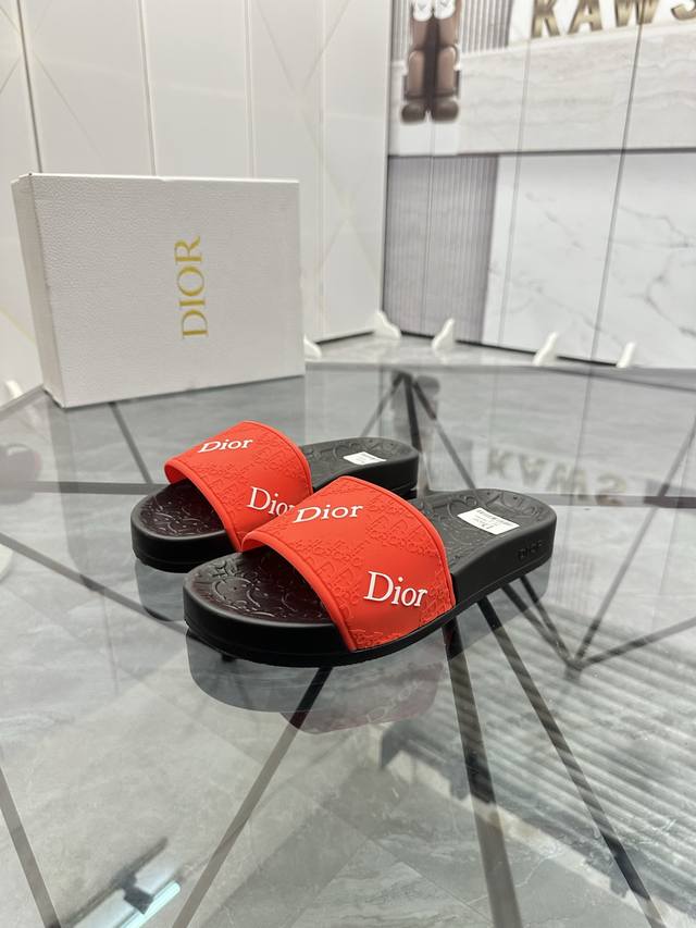 售 价: 商品商标：Dior* 迪奥* 拖鞋正码码数: 35-47 可订做35.36.46.47定做 商品材料：鞋面专柜原版材料，舒适内里，原版大底编 号：82