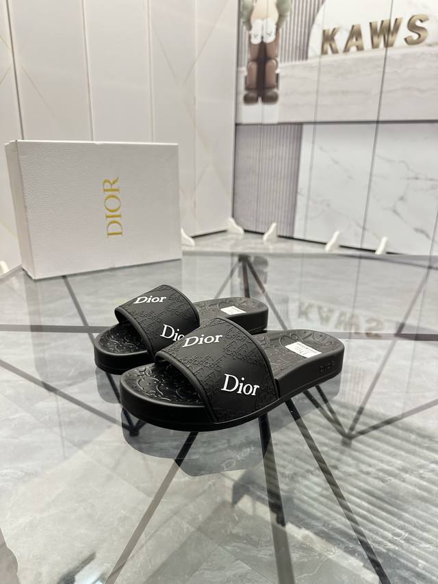 售 价: 商品商标：Dior* 迪奥* 拖鞋正码码数: 35-47 可订做35.36.46.47定做 商品材料：鞋面专柜原版材料，舒适内里，原版大底编 号：82