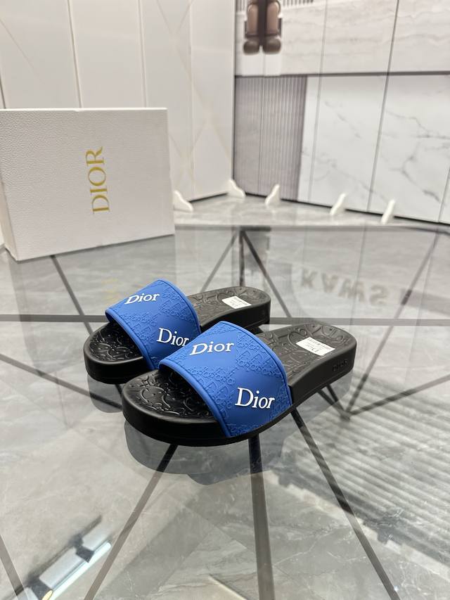 售 价: 商品商标：Dior* 迪奥* 拖鞋正码码数: 35-47 可订做35.36.46.47定做 商品材料：鞋面专柜原版材料，舒适内里，原版大底编 号：82