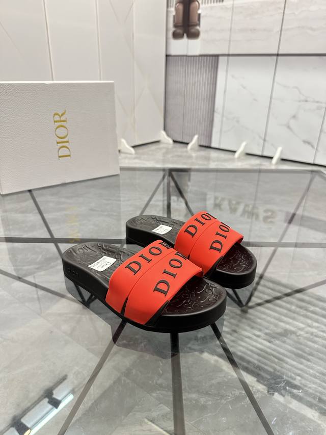 售 价: 商品商标：Dior* 迪奥* 拖鞋正码码数: 35-47 可订做35.36.46.47定做 商品材料：鞋面专柜原版材料，舒适内里，原版大底编 号：82 - 点击图像关闭