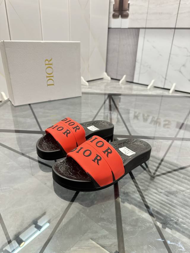 售 价: 商品商标：Dior* 迪奥* 拖鞋正码码数: 35-47 可订做35.36.46.47定做 商品材料：鞋面专柜原版材料，舒适内里，原版大底编 号：82