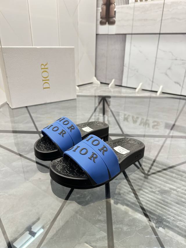 售 价: 商品商标：Dior* 迪奥* 拖鞋正码码数: 35-47 可订做35.36.46.47定做 商品材料：鞋面专柜原版材料，舒适内里，原版大底编 号：82