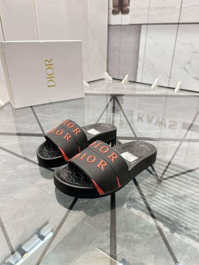 售 价: 商品商标：Dior* 迪奥* 拖鞋正码码数: 35-47 可订做35.36.46.47定做 商品材料：鞋面专柜原版材料，舒适内里，原版大底编 号：82