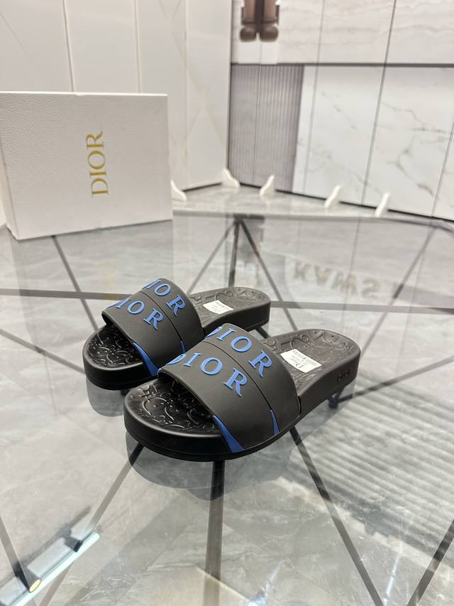 售 价: 商品商标：Dior* 迪奥* 拖鞋正码码数: 35-47 可订做35.36.46.47定做 商品材料：鞋面专柜原版材料，舒适内里，原版大底编 号：82