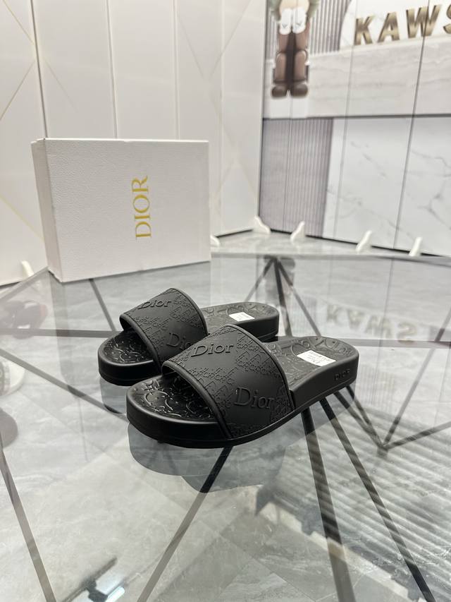 售 价: 商品商标：Dior* 迪奥* 拖鞋正码码数: 35-47 可订做35.36.46.47定做 商品材料：鞋面专柜原版材料，舒适内里，原版大底编 号：82