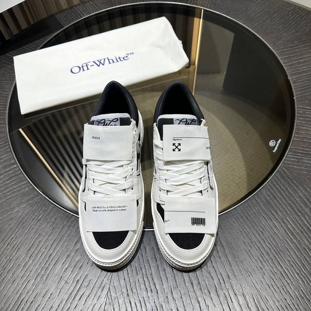 off-white 情侣款3.0 Off Court 低帮运动鞋 白 黑受标志性篮球风格的影响，这款低帮 3.0 Off-Court 运动鞋采用皮革镶边和橡胶鞋