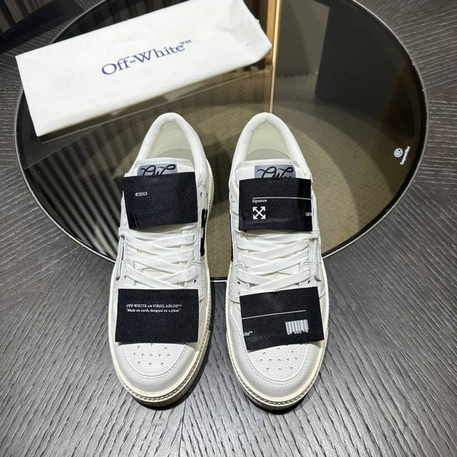 off-white 情侣款3.0 Off Court 低帮运动鞋 白 黑受标志性篮球风格的影响，这款低帮 3.0 Off-Court 运动鞋采用皮革镶边和橡胶鞋