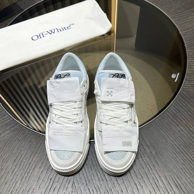 off-white 情侣款3.0 Off Court 低帮运动鞋 白 黑受标志性篮球风格的影响，这款低帮 3.0 Off-Court 运动鞋采用皮革镶边和橡胶鞋