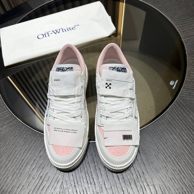 off-white 女款♀3.0 Off Court 低帮运动鞋 白 黑受标志性篮球风格的影响，这款低帮 3.0 Off-Court 运动鞋采用皮革镶边和橡胶鞋