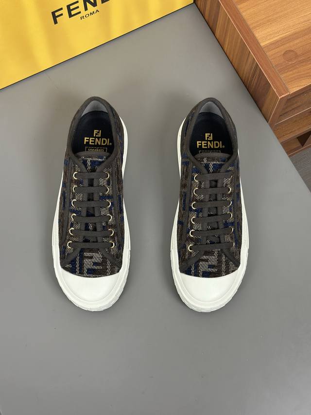 FENDI 芬迪Match男系带运动鞋。size；39~45 该单品来自Stefano Pilati设计系列，采用黑色皮革材质，饰有灰色皮革细节。侧面带FEND